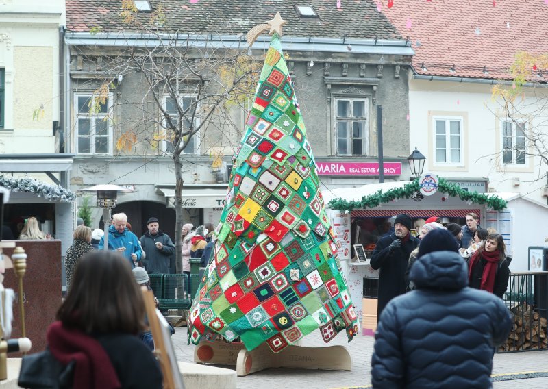 [FOTO/VIDEO] Na Europskom trgu osvanulo vuneno božićno drvce, dio vunenih kvadrata postat će dio pokrivača za beskućnike