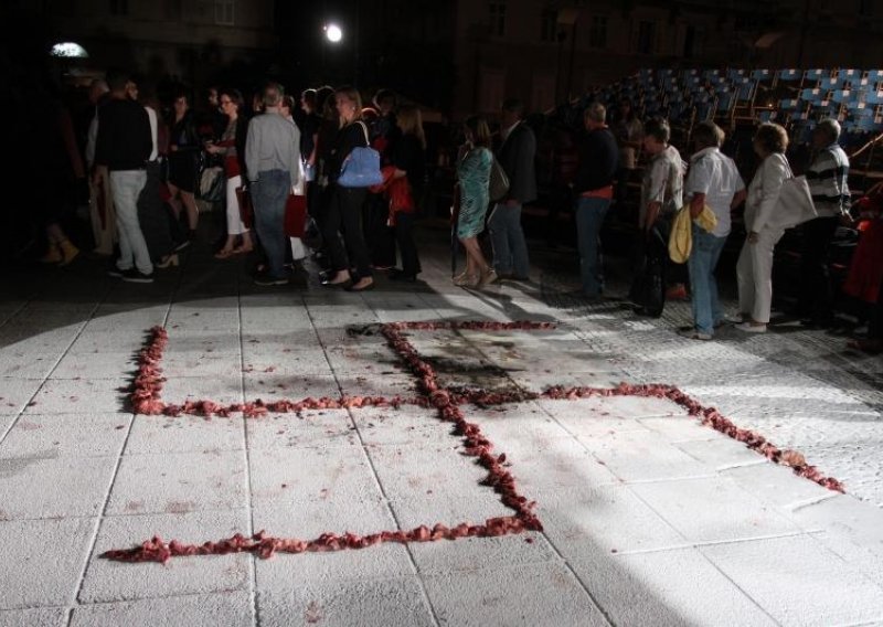 Frljić oslikao hrvatski fašizam svastikom od sirovog mesa