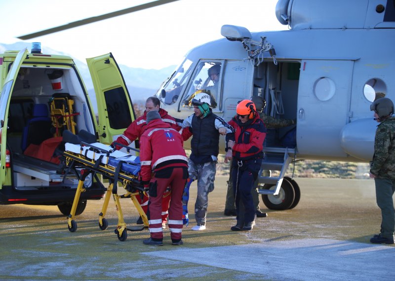 Vojni helikopter i HGSS spasili ozlijeđenog planinara na Mosoru