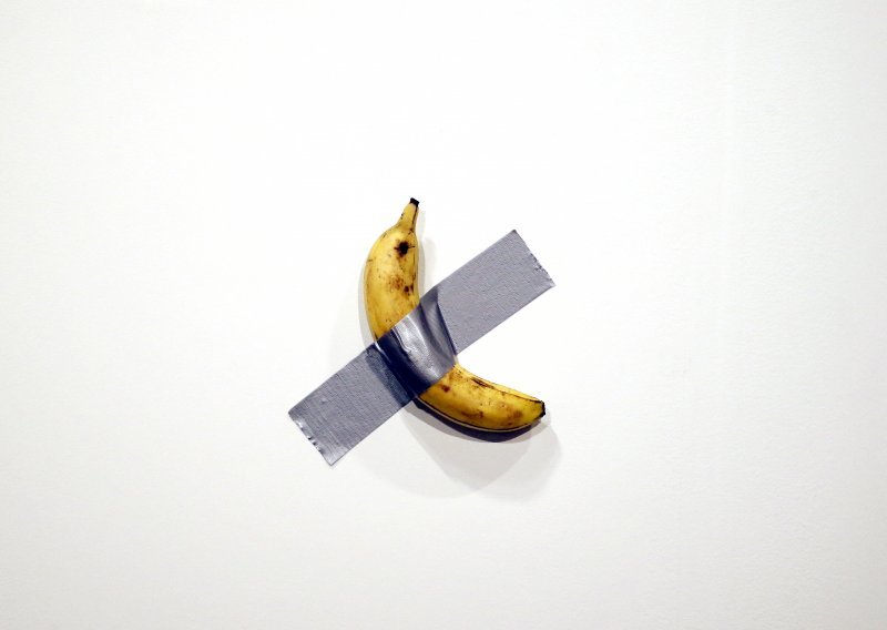 Jedan umjetnik prodao bananu zalijepljenu izolir trakom za 800 tisuća kuna, a drugi je - pojeo!