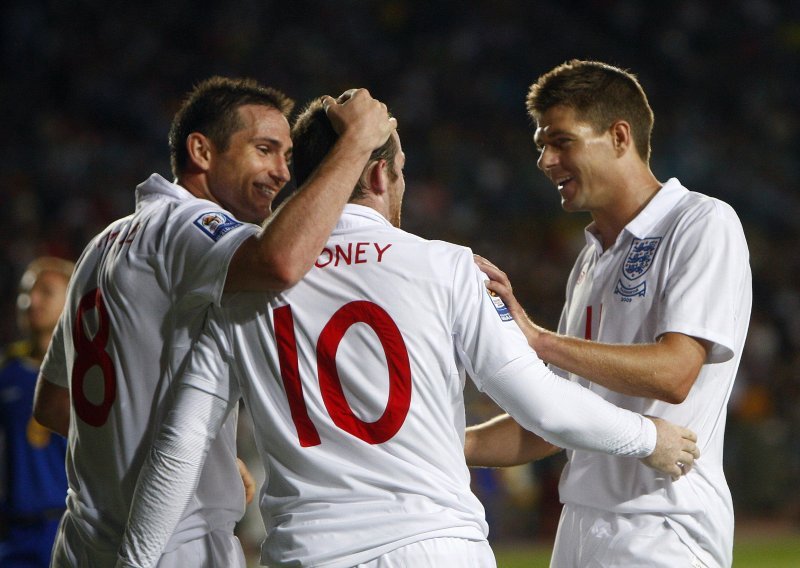 Rooney: Bila bi čast, ali Gerrard je bolji kapetan