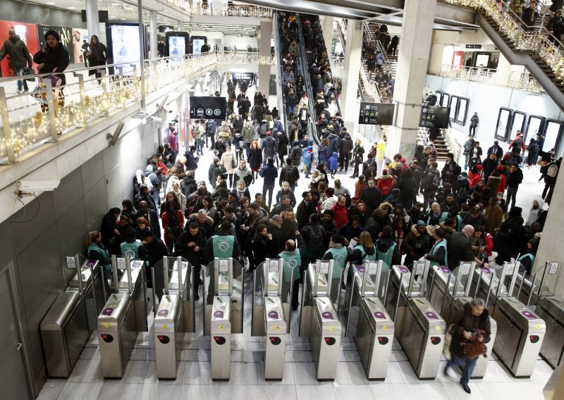 Pariz paraliziran masovnim štrajkom; kolaps u javnom prijevozu