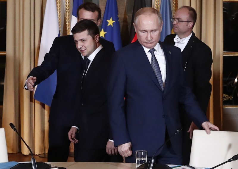 [FOTO] Prvi put se sastali Zelenskij i Putin, pred kamerama izbjegavali poglede i rukovanje