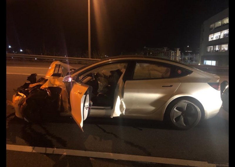 Još jedan incident s Teslinim autopilotom; Model 3 udario u parkirani policijski automobil!