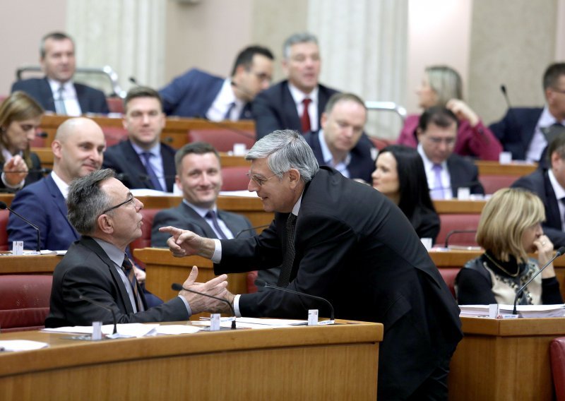 Zastupnici na sjednicama Sabora proveli manje od trećine godine