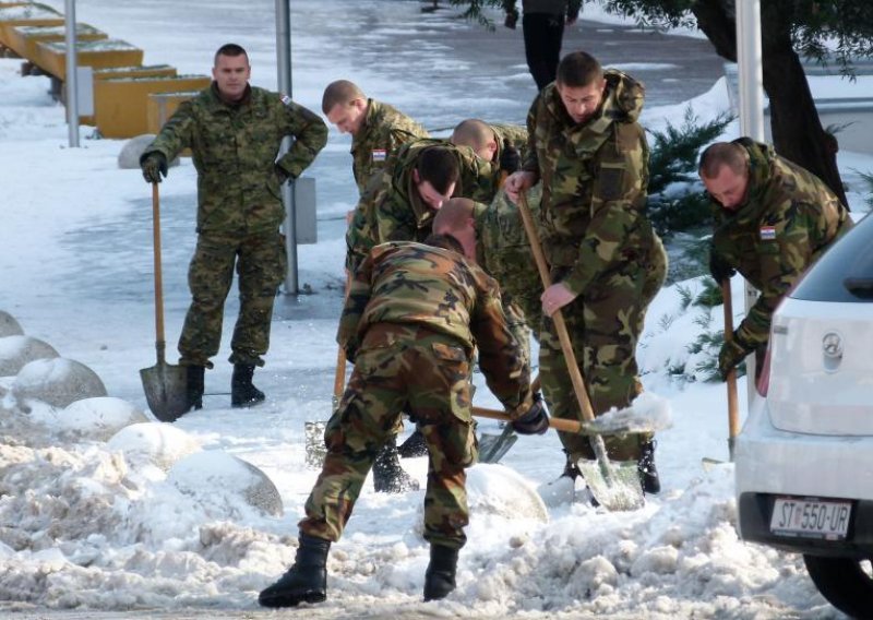 Tužna slika Hrvatske vojske: 200 vojnika i lopate!