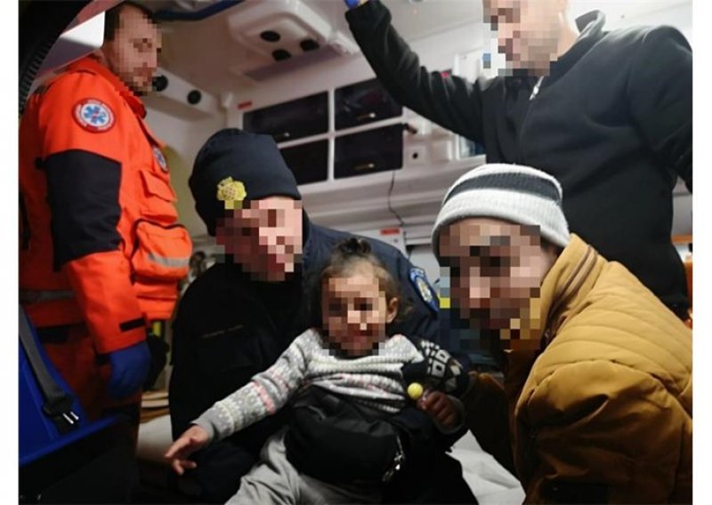 Policajci na teškom terenu i hladnoći našli dvoje male djece, trudnicu i muškarce
