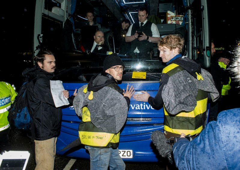 [FOTO] Aktivisti za okoliš, odjeveni kao pčele, zalijepili se za autobus kampanje britanskog premijera