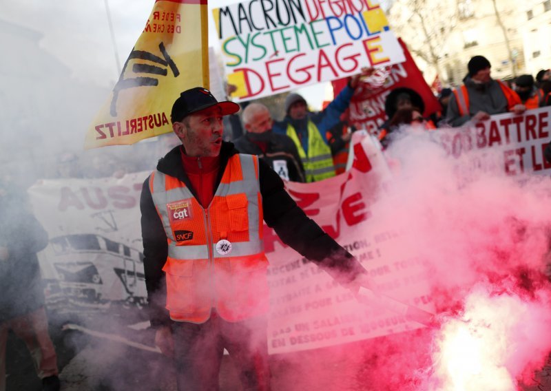 [FOTO] Francuska u šestom danu općeg štrajka: Ulice Pariza blokirane, u prosvjedu više stotina tisuća ljudi