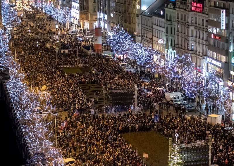 Deseci tisuća Čeha prosvjeduju protiv premijera zbog muljaže s poticajima