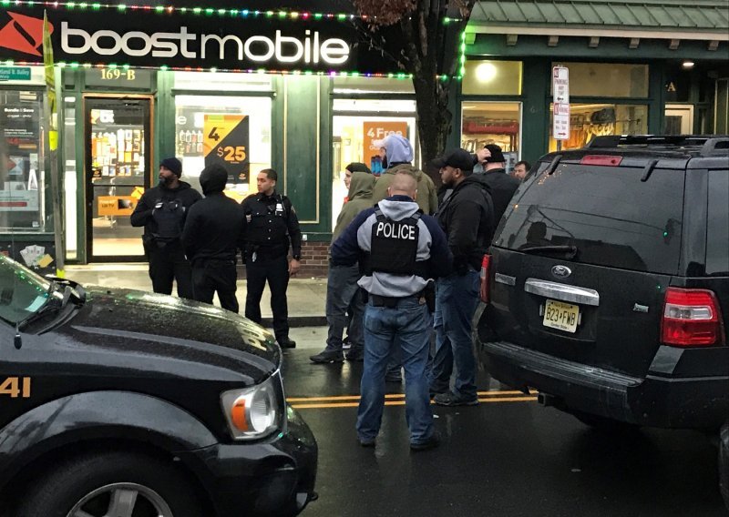 [FOTO] Kriza u New Jerseyju trajala je satima, poginuli policajac pokušao spriječiti napadače