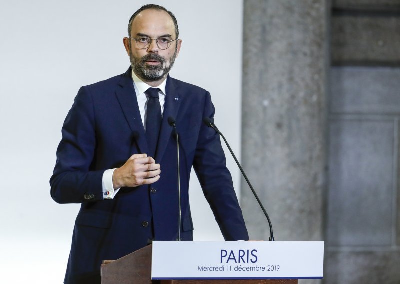 Francuski premijer prkosi sindikatima koji se sve više protive mirovinskoj reformi