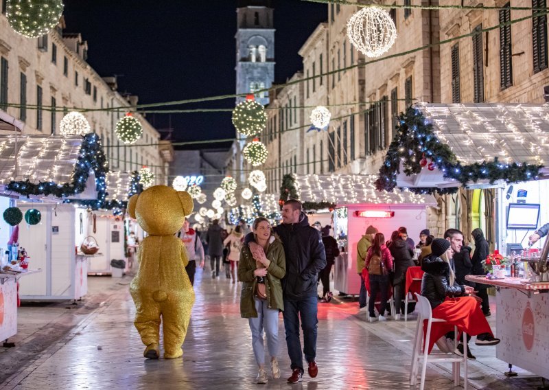 Topla atmosfera i svjetlosna čarolija Adventa u Dubrovniku