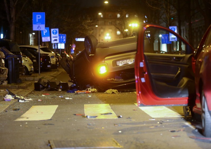 [FOTO/VIDEO] Teška nesreća na Zelenom valu: Automobil završio na krovu, uništen i semafor, više osoba ozlijeđeno