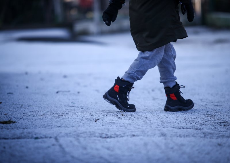 Prve snježne pahulje nad Zagrebom; Riječani se nadaju obilnom snijegu na Platku