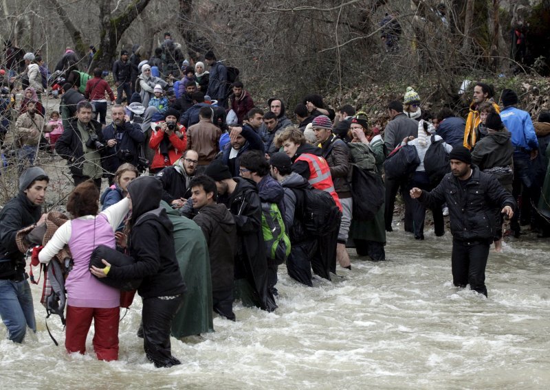 Dvije tisuće migranata krenulo iz Grčke u Makedoniju