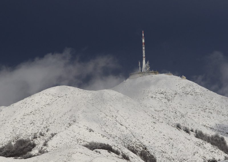 [FOTO] Pogledajte kako to izgleda kad jednu od najviših planina u Hrvatskoj zabijeli prvi ozbiljni ovosezonski snijeg