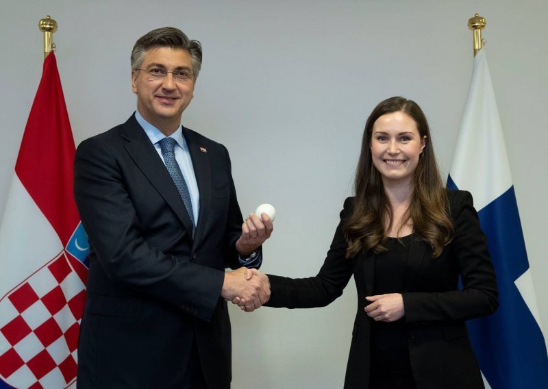 Najmlađa premijerka na svijetu Plenkoviću poklonila grudu
