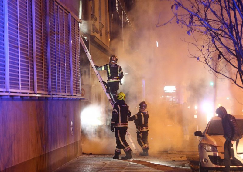 [FOTO/VIDEO] Zapalili se kontejneri za smeće, stradala i fasada zgrade