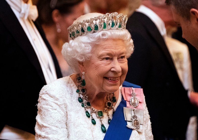 Kraljica Elizabeta II. u potrazi je za novim osobljem; osobi koja će voditi njezine profile na društvenim mrežama daje pozamašnu cifru novaca