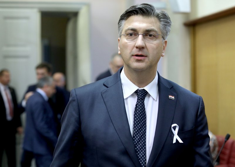 Premijer Plenković predao odluku o jednokratnoj robnoj pomoć Caritasu Križevačke eparhije