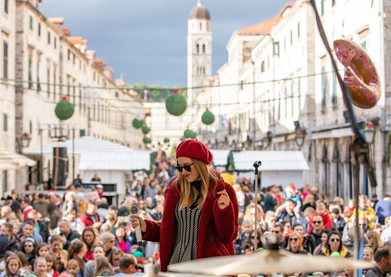 [FOTO] Nastup na prepunom Stradunu: Domenica uveselila brojne mališane