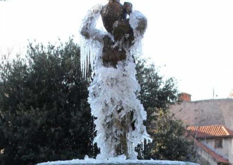 Od hladnoće se zaledila fontana u Šibeniku
