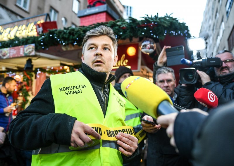 [FOTO/VIDEO] Juričan: Škoro je stari podupiratelj korupcije, inače ne bi bio na ovom korumpiranom adventskom sajmu