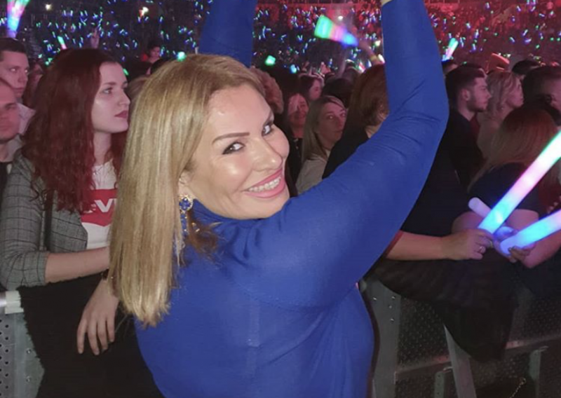 Iva Todorić rasplesala se na koncertu Lepe Brene i iz glasa pjevala: 'Sanjam da sam opet zaljubljena'