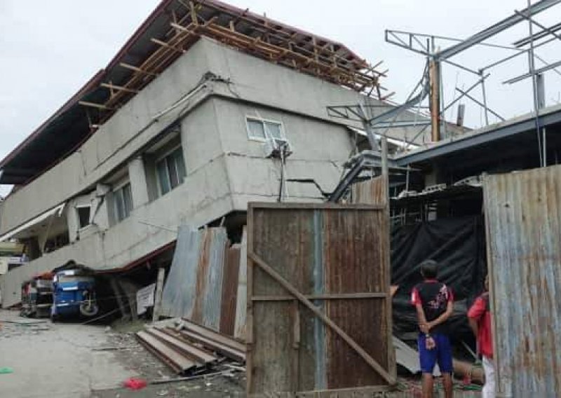 U strašnom potresu na Filipinima poginula je djevojčica na koju se srušio zid