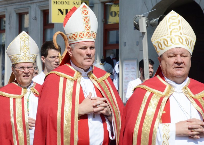 Bozanića su već svrstali u tabor Grabar Kitarović, evo što kažu ostali biskupi