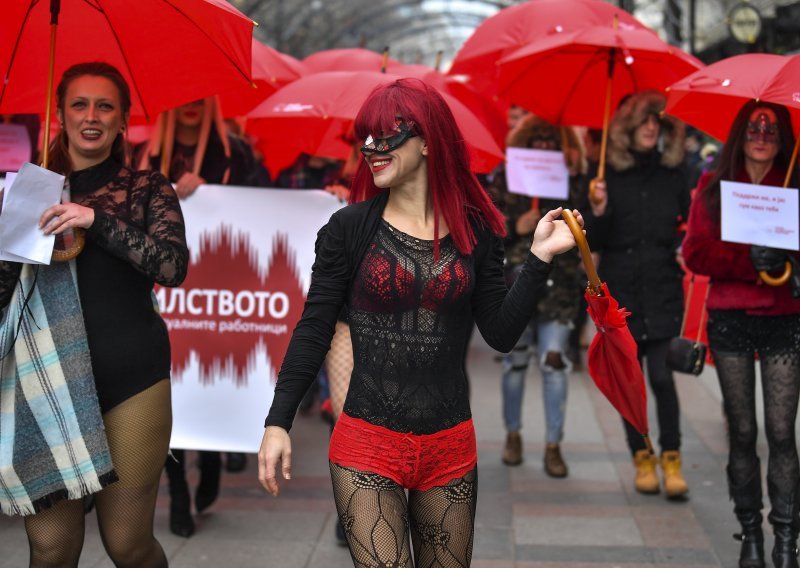 [FOTO] Skopljem marširale seksualne radnice tražeći veća prava