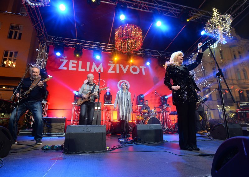 [FOTO] Domaće zvijezde u čast Ani Rukavini nastupile na prepunom zagrebačkom trgu