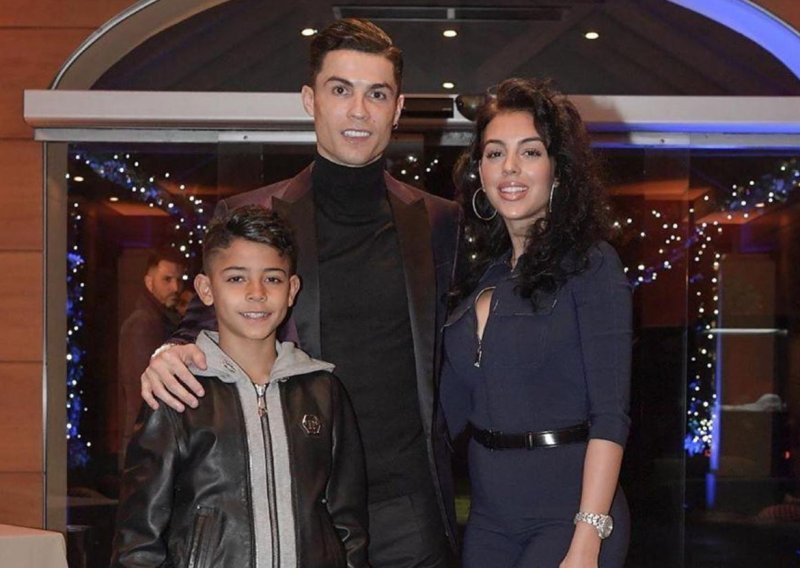 Ponovno pokazao da mu je obitelj na prvom mjestu: Cristiano Ronaldo s atraktivnom zaručnicom i najstarijim sinom u izlasku