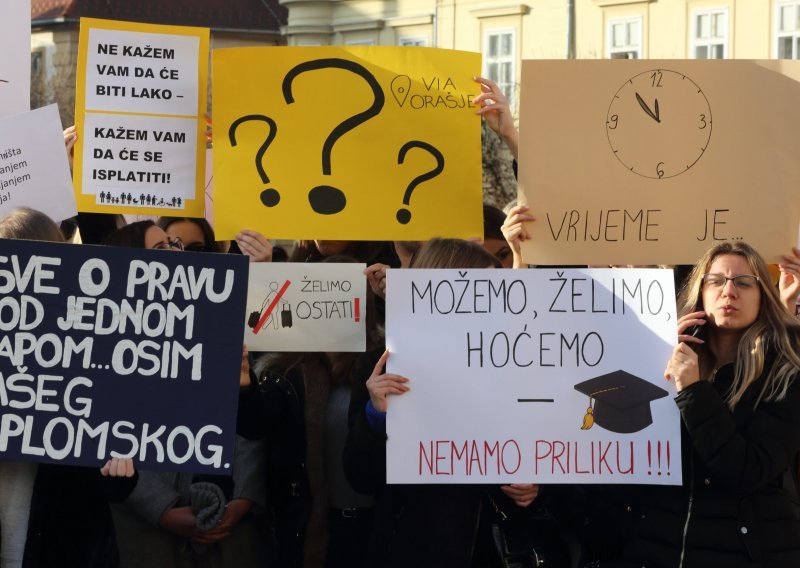 [VIDEO] 'Naoružani' transparentima, ogorčeni studenti socijalnog rada stigli pred Rektorat: 'Želimo svoja prava', 'Nemamo priliku'...