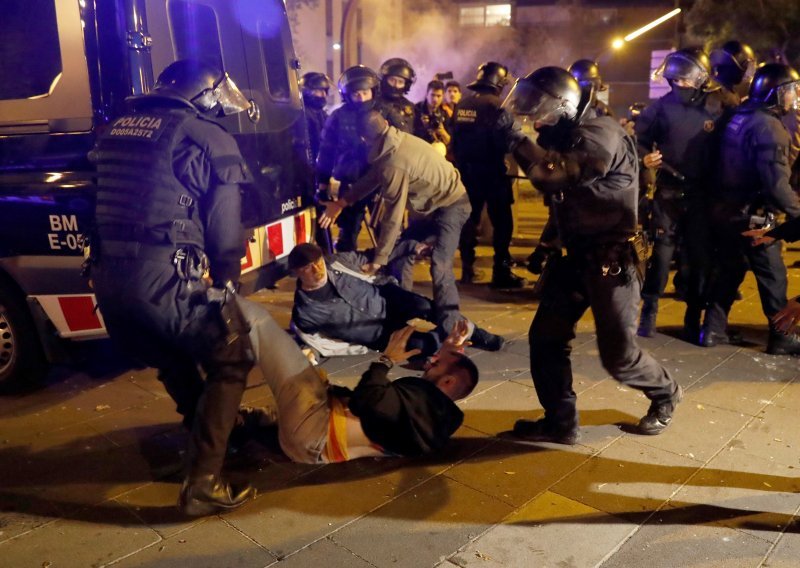 U sukobu prosvjednika i policije 115 ozlijeđenih