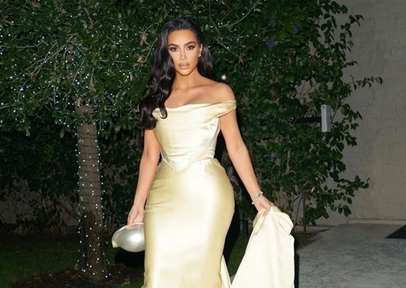 Dugo nije izgledala ovako dobro: U pripijenoj zlatnoj haljini Kim Kardashian ukrala sve poglede