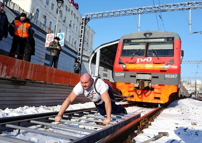 Nevjerojatno snažan Rus vukao vlak od 200 tona i srušio Guinnessov rekord