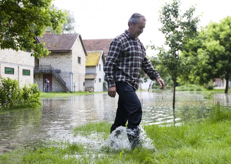 Dunav poplavio prve kuće u Hrvatskoj