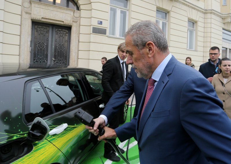 Bandić novinarki: Ti me hoćeš napraviti klošarom. Zadnji put si mi ovo napravila, zadnji put!