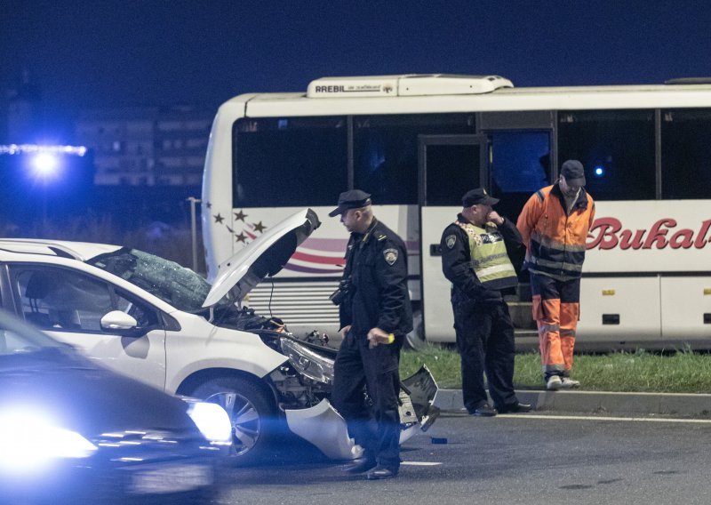 [FOTO/VIDEO] Težak sudar na Slavonskoj aveniji u Zagrebu, u nesreći sudjelovali automobili i autobus