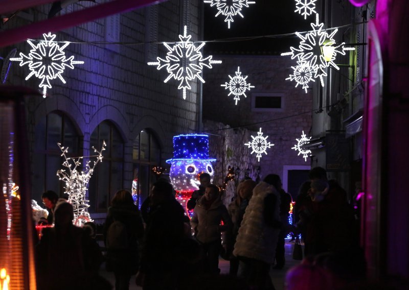 Većina Nijemaca odrekla bi se božićnih lampica zbog klime