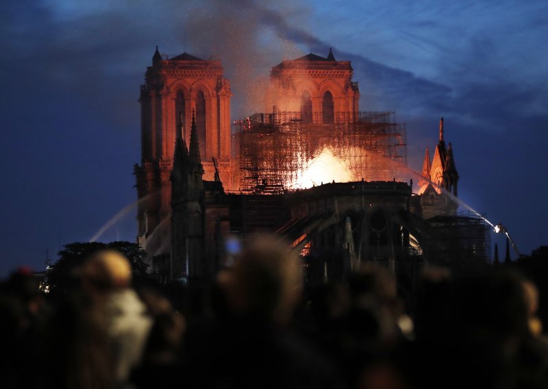Notre Dame prvi put bez polnoćke nakon dva stoljeća