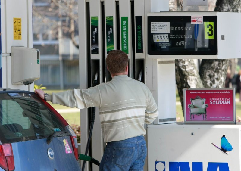 Gorivo od ponoći jeftinije za 16 do 18 lipa