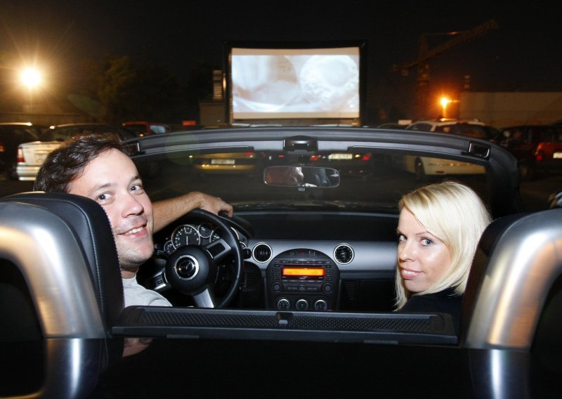 Prvo Drive in kino na krovu Westgatea