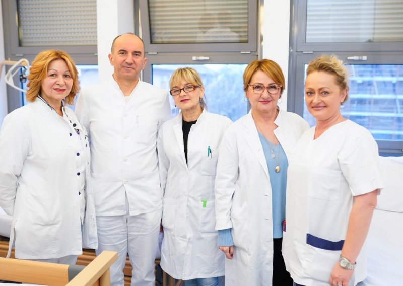 Udruga koja već 20 godina čini razliku uljepšala Božić u bolnici KBC Sestre milosrdnice