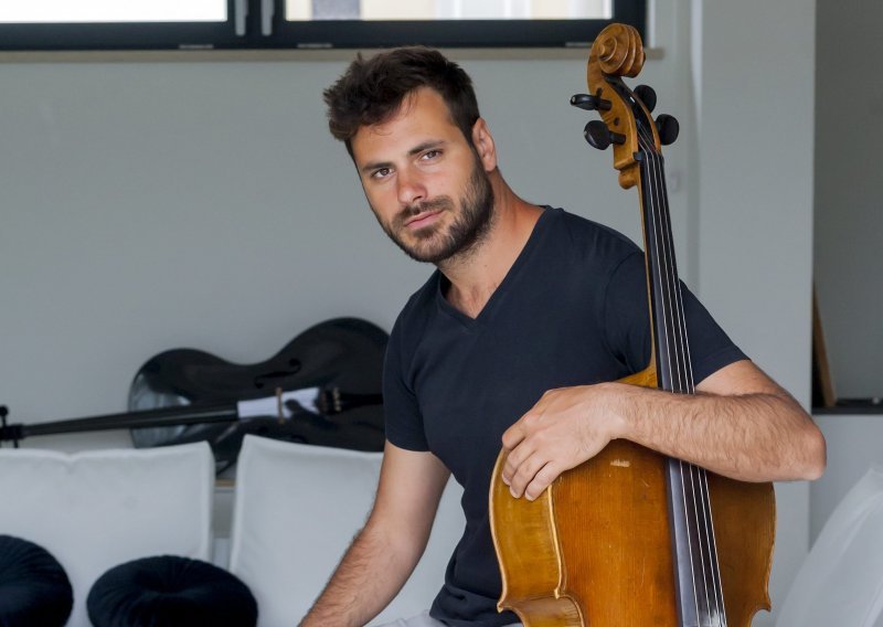 Skupa za blagdane: Stjepan Hauser u zagrljaju zanosne tamnokose pjevačice