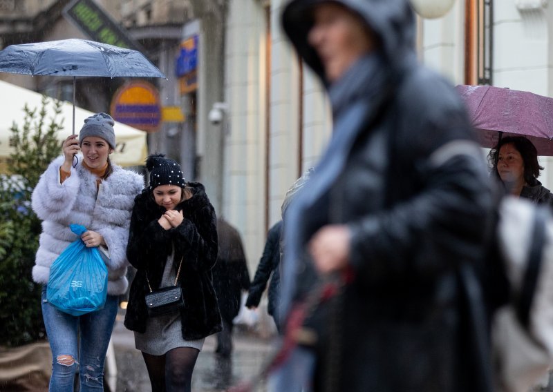 [FOTO / VIDEO] Kišni Advent u Zagrebu većinu građana nije iznenadio