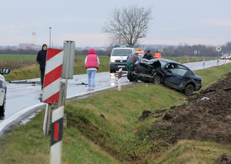 Jedna osoba poginula u sudaru osobnih vozila kod Vukovara