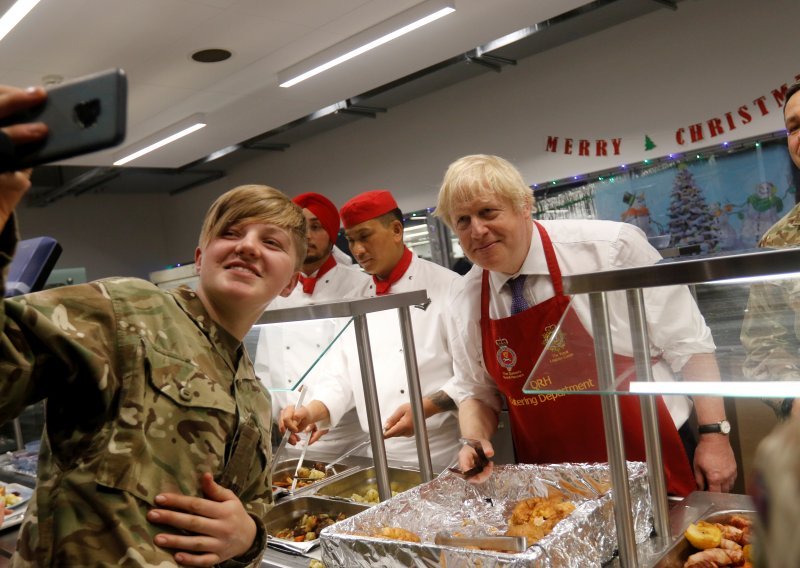 Boris Johnson servirao blagdanski ručak britanskim vojnicima u Estoniji